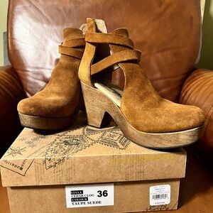 Free People Cedar Clog sz 36. Made in Spain. ankle wrap w/ adjustable buckle.